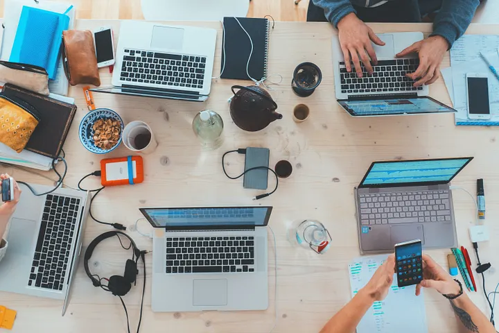 التركيز على آلية تواصل شركة مونتاج مع العملاء